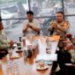 Kapolres Cimahi AKBP Endy Desianto, S.E., S.I.K., M.Pd., merangkul berbagai elemen mahasiswa dalam kegiatan silaturahmi dan dialog bersama yang digelar di Kopi Insight, Jalan Pesantren No. 02, Kelurahan Cibabat, Kecamatan Cimahi Utara, Kota Cimahi, Selasa (27/10/2026),( Dok - Foto )