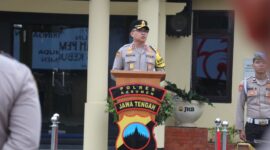 Polres Kebumen menggelar upacara peringatan Hari Sumpah Pemuda ke-98 di halaman Mapolres Kebumen, Rabu, 28 Oktober 2026. Upacara dipimpin Kapolres Kebumen AKBP Rachmad C Yusuf dan diikuti pejabat utama (PJU), para perwira, kapolsek jajaran, personel Polres dan Polsek, serta aparatur sipil negara (ASN),( Dok - Foto )