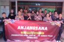 Dalam rangka memperingati Hari Ulang Tahun (HUT) Humas Polri ke-75 tahun 2026, jajaran Bidang Hubungan Masyarakat (Bidhumas) Polda Jawa Barat menggelar kegiatan anjangsana dan silaturahmi ke kediaman Tokoh Masyarakat Jawa Barat sekaligus mantan Kapolda Jabar, Irjen Pol. (Purn.) Dr. Drs. H. Anton Charliyan, M.P.K.N.,( Dok - Foto)