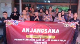Dalam rangka memperingati Hari Ulang Tahun (HUT) Humas Polri ke-75 tahun 2026, jajaran Bidang Hubungan Masyarakat (Bidhumas) Polda Jawa Barat menggelar kegiatan anjangsana dan silaturahmi ke kediaman Tokoh Masyarakat Jawa Barat sekaligus mantan Kapolda Jabar, Irjen Pol. (Purn.) Dr. Drs. H. Anton Charliyan, M.P.K.N.,( Dok - Foto)