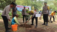 Polres Kebumen menanam sekitar 500 bibit pohon buah di sejumlah lokasi di Kabupaten Kebumen, Jumat, 30 Oktober 2026. Kegiatan ini merupakan bagian dari program Quick Wins Polisi Bersama Masyarakat melalui gerakan Green Policing,( Dok - Foto )
