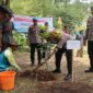 Polres Kebumen menanam sekitar 500 bibit pohon buah di sejumlah lokasi di Kabupaten Kebumen, Jumat, 30 Oktober 2026. Kegiatan ini merupakan bagian dari program Quick Wins Polisi Bersama Masyarakat melalui gerakan Green Policing,( Dok - Foto )