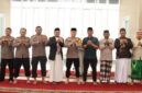 Kapolres Cimahi AKBP Endy Desianto, S.E., S.I.K., M.Pd., bersama Kapolsek Batujajar Kompol Asep Saepuloh, S.H., beserta personel Polres Cimahi dan Polsek Batujajar melaksanakan kegiatan Sholat Jumat Keliling di Masjid Jami Graha Kencana, Komplek Perum Graha Kencana RW 17, Desa Batujajar Timur, Kecamatan Batujajar, Kabupaten Bandung Barat,( Dok - Foto )