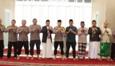 Kapolres Cimahi AKBP Endy Desianto, S.E., S.I.K., M.Pd., bersama Kapolsek Batujajar Kompol Asep Saepuloh, S.H., beserta personel Polres Cimahi dan Polsek Batujajar melaksanakan kegiatan Sholat Jumat Keliling di Masjid Jami Graha Kencana, Komplek Perum Graha Kencana RW 17, Desa Batujajar Timur, Kecamatan Batujajar, Kabupaten Bandung Barat,( Dok - Foto )