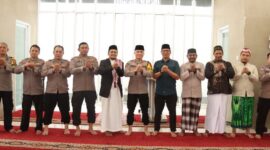 Kapolres Cimahi AKBP Endy Desianto, S.E., S.I.K., M.Pd., bersama Kapolsek Batujajar Kompol Asep Saepuloh, S.H., beserta personel Polres Cimahi dan Polsek Batujajar melaksanakan kegiatan Sholat Jumat Keliling di Masjid Jami Graha Kencana, Komplek Perum Graha Kencana RW 17, Desa Batujajar Timur, Kecamatan Batujajar, Kabupaten Bandung Barat,( Dok - Foto )