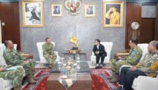 Pangdam IV/Diponegoro Mayjen TNI Sudaryanto, S.E., M.Han., menerima audiensi dan paparan khusus dari Pelaksana Tugas (Plt.) Bupati Cilacap Ammy Amalia Fatma Surya, S.H., M.Kn., di Ruang Kerja Pangdam, Makodam IV/Diponegoro, Sabtu (31/10/2026),( Dok - Foto )