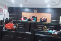 Oknum polisi aktif berinisial AHS saat menjalani proses persidangan (Fhoto.dok)