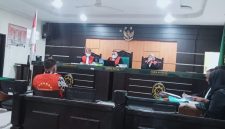Oknum polisi aktif berinisial AHS saat menjalani proses persidangan (Fhoto.dok)