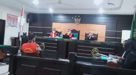 Oknum polisi aktif berinisial AHS saat menjalani proses persidangan (Fhoto.dok)