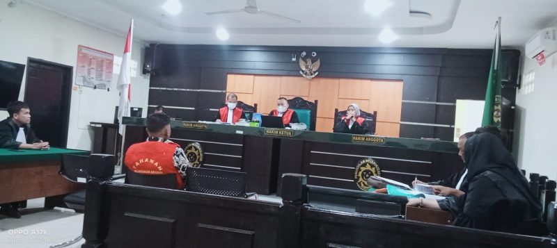 Oknum polisi aktif berinisial AHS saat menjalani proses persidangan (Fhoto.dok)