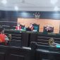 Oknum polisi aktif berinisial AHS saat menjalani proses persidangan (Fhoto.dok)