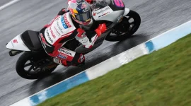 Kabut tebal yang menyelimuti kawasan sirkuit sejak pagi hari memaksa penyelenggara mengambil keputusan berat: menunda balapan utama MotoGP. (Dok-Foto)