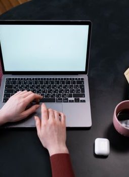 Menjelajah Jejak Publikasi Digital Lewat Perjalanan Panjang Platform Pengelola Konten Favorit Dunia