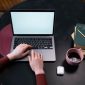 Seorang kreator konten sedang menyusun narasi pribadi di situs web miliknya sembari menikmati suasana tenang di sebuah kedai kopi. Kemudahan pengelolaan platform digital kini memberikan kemerdekaan penuh bagi individu untuk mempublikasikan karya tanpa batasan algoritma media sosial.
