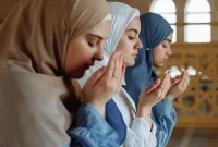 Mereka menghabiskan lebih banyak waktu membaca Al-Quran, menghadiri shalat berjamaah, dan melakukan amal.