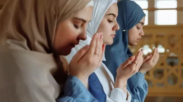 Mereka menghabiskan lebih banyak waktu membaca Al-Quran, menghadiri shalat berjamaah, dan melakukan amal.