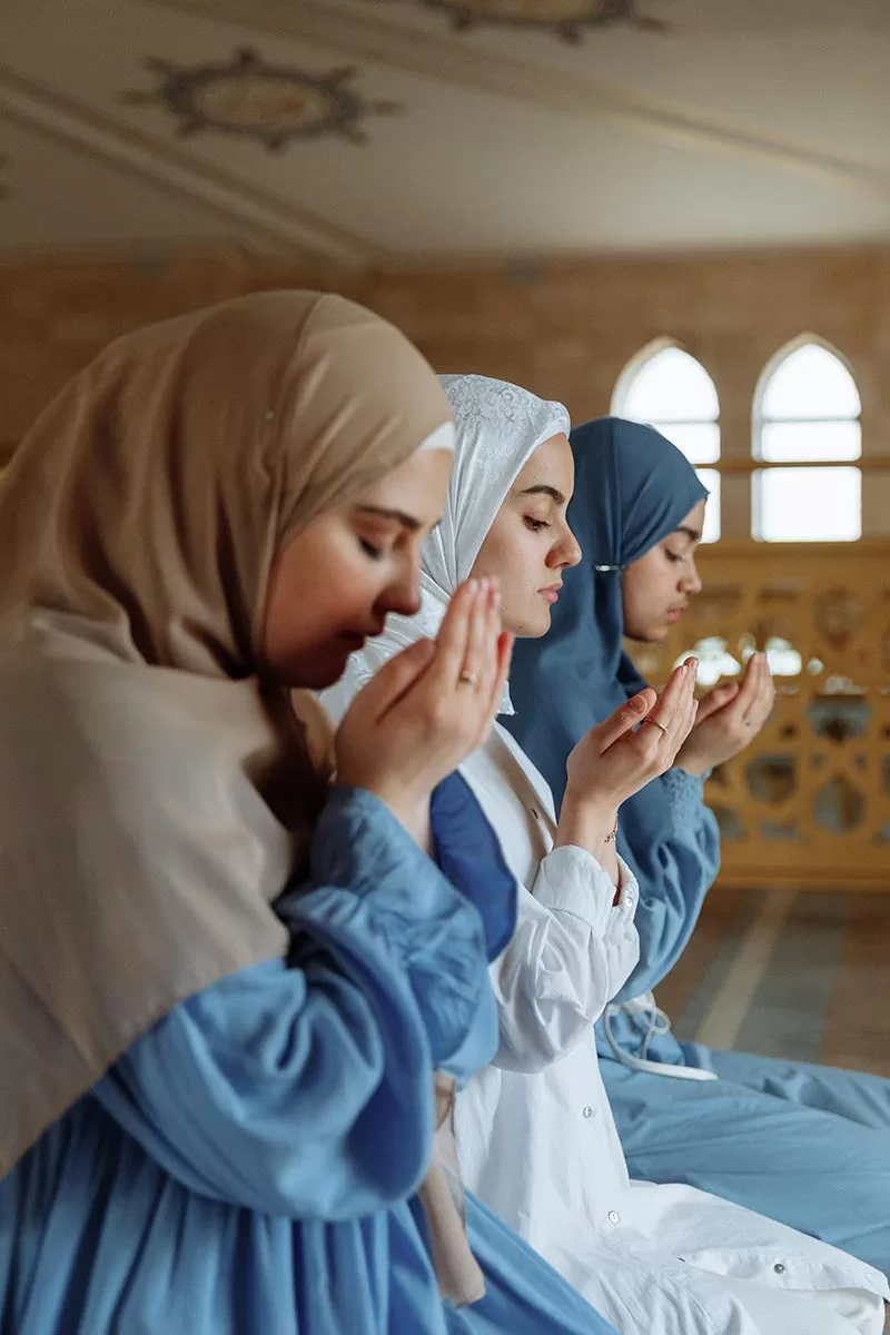 Mereka menghabiskan lebih banyak waktu membaca Al-Quran, menghadiri shalat berjamaah, dan melakukan amal.