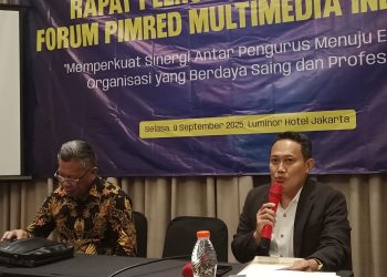 Sekjen Forum Pimred Multimedia Indonesia, Helmi Halim (kanan) bersama Ketum Bernadus Wilson Lumi sat rapat pleno berlangsung. (dok. FPRMI)